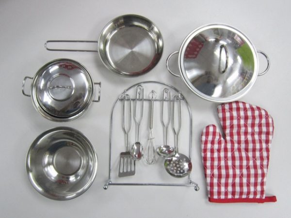 13 Piece Cookware set in Suitcase